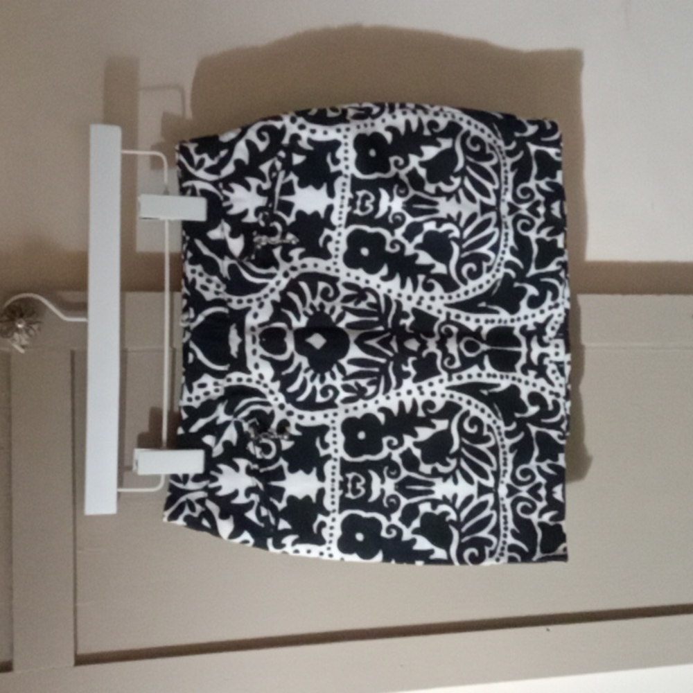 H&M BLACK AND WHITE FLORAL PRINT MINI SKIRT SZ 6